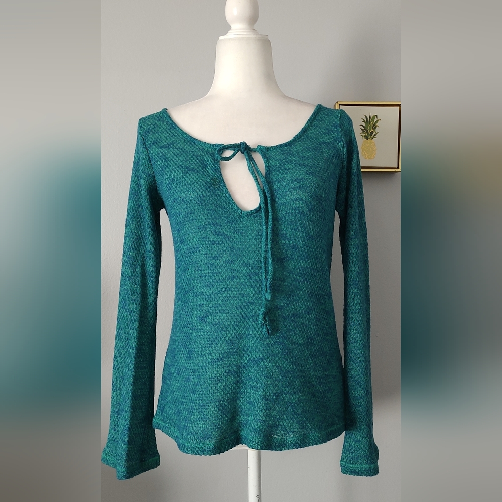 Hangten sweater size small color green fit and flare v neck good condition Soft
